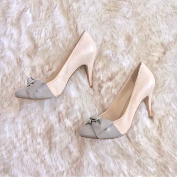 Nine West bow capped toe pumps - size 5 - Picture 2 of 7